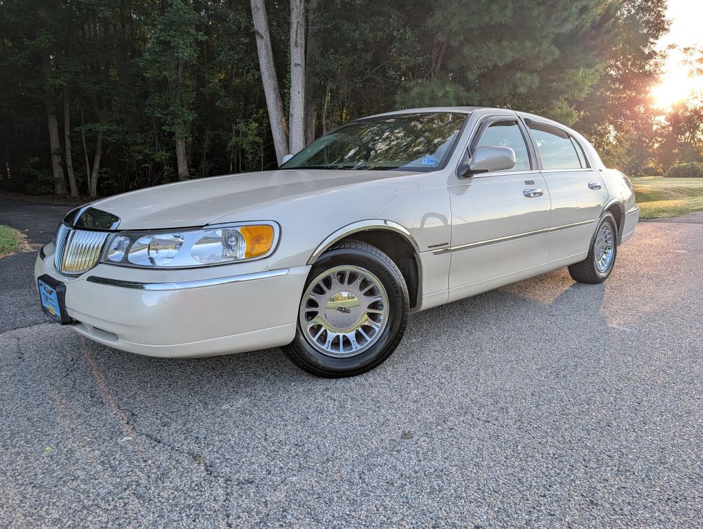 2000 Lincoln Town Car Image 1