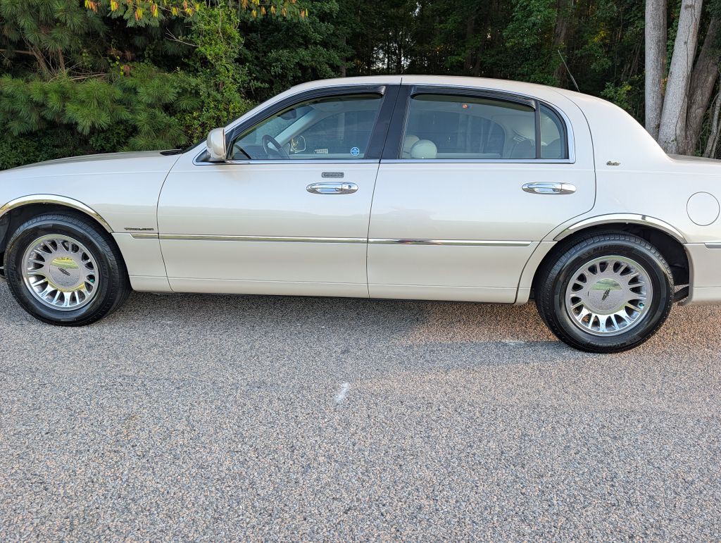 2000 Lincoln Town Car Image 2