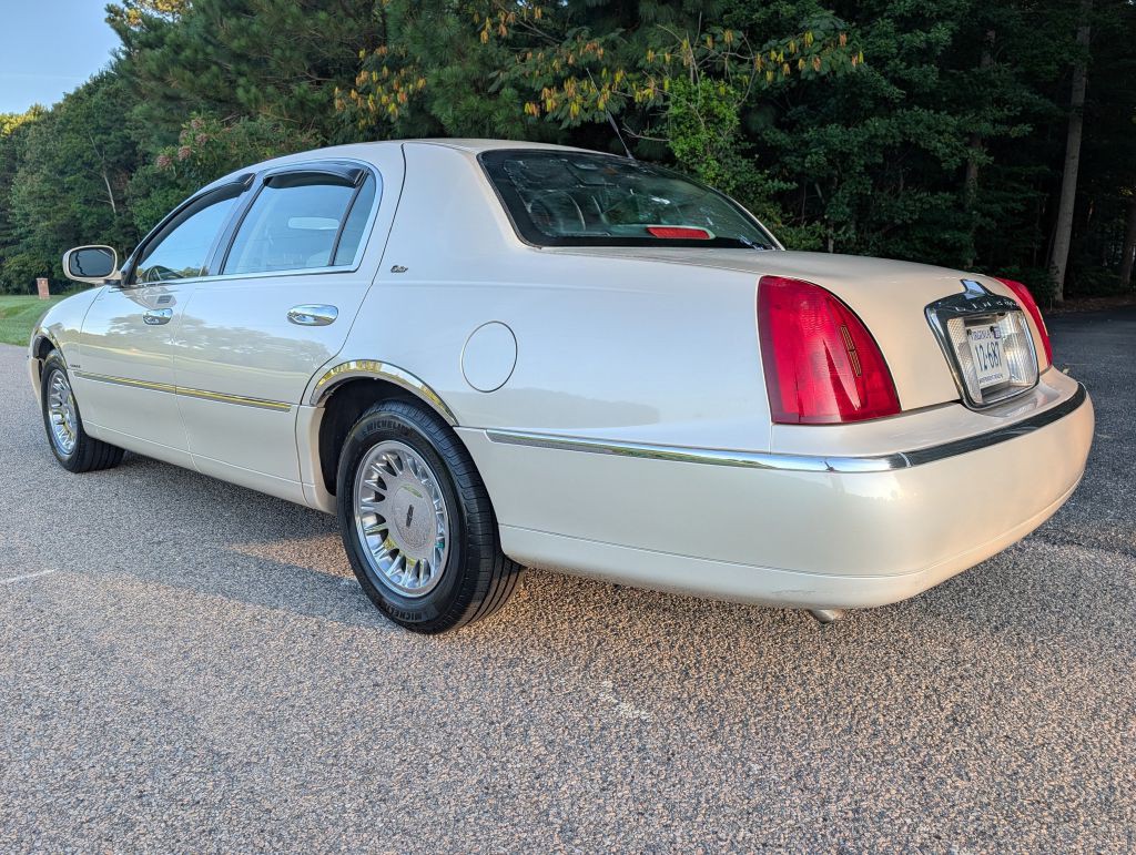 2000 Lincoln Town Car Image 3