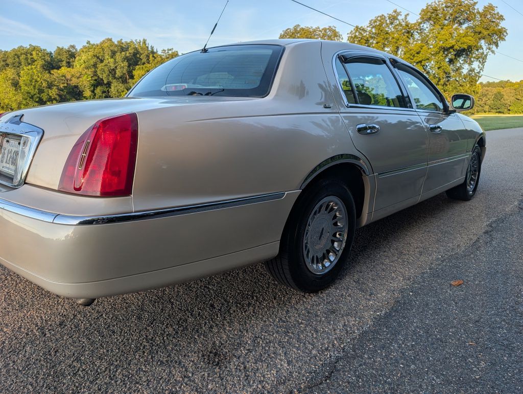 2000 Lincoln Town Car Image 5