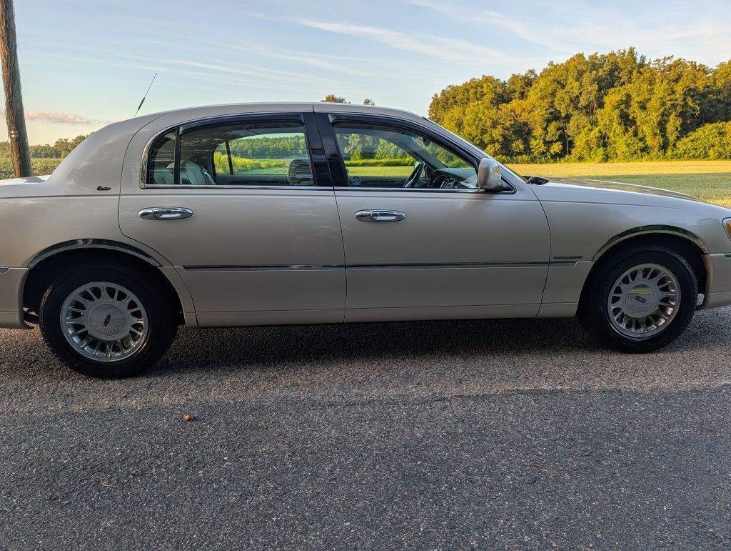 2000 Lincoln Town Car Image 6