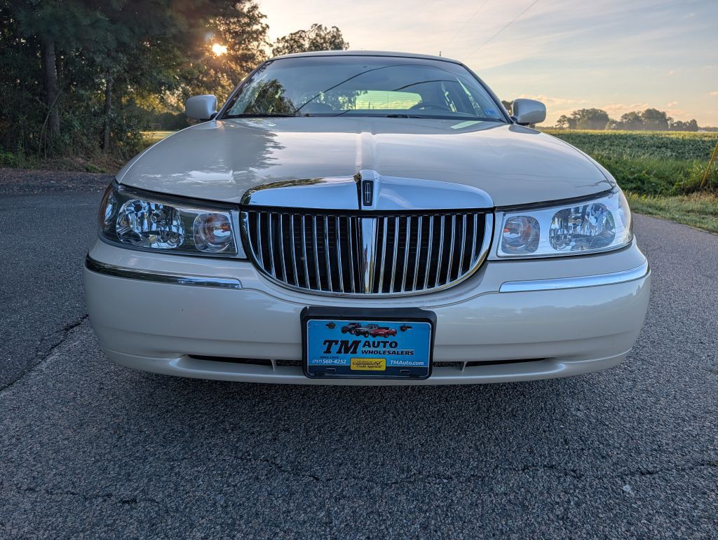 2000 Lincoln Town Car Image 8