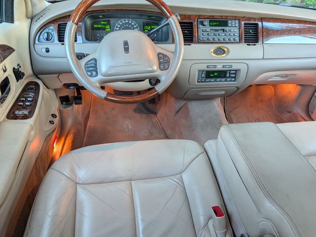 2000 Lincoln Town Car Image 15
