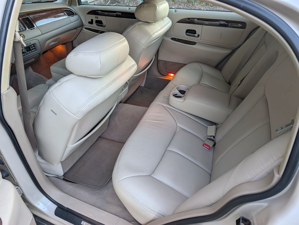 2000 Lincoln Town Car Image 21