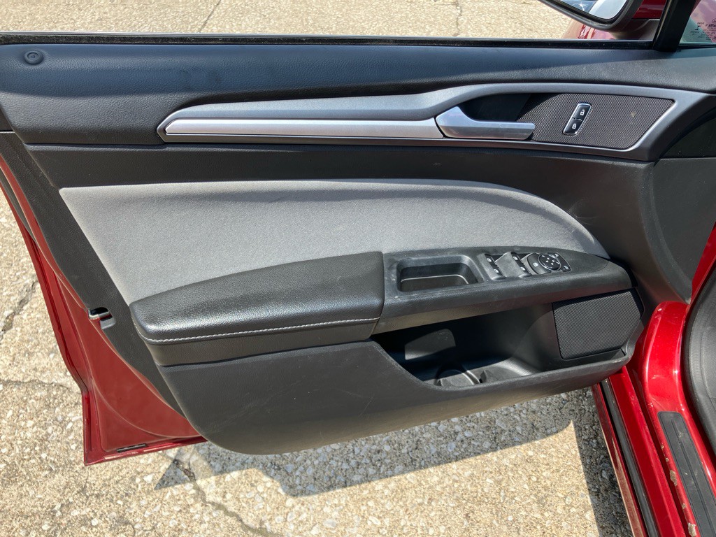 2016 Ford Fusion Image 16