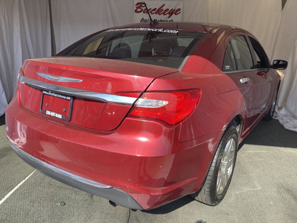 2013 Chrysler 200 Image 8