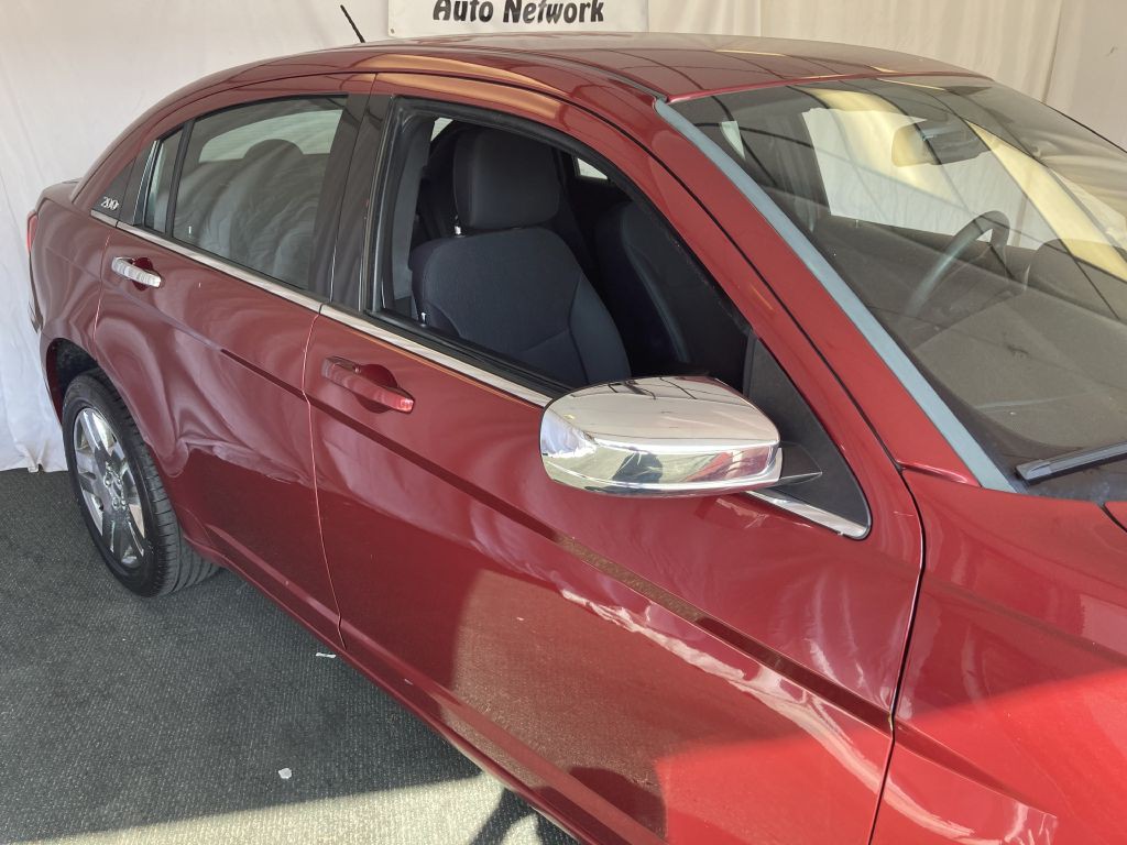 2013 Chrysler 200 Image 10