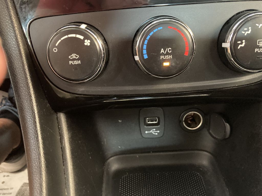 2013 Chrysler 200 Image 15