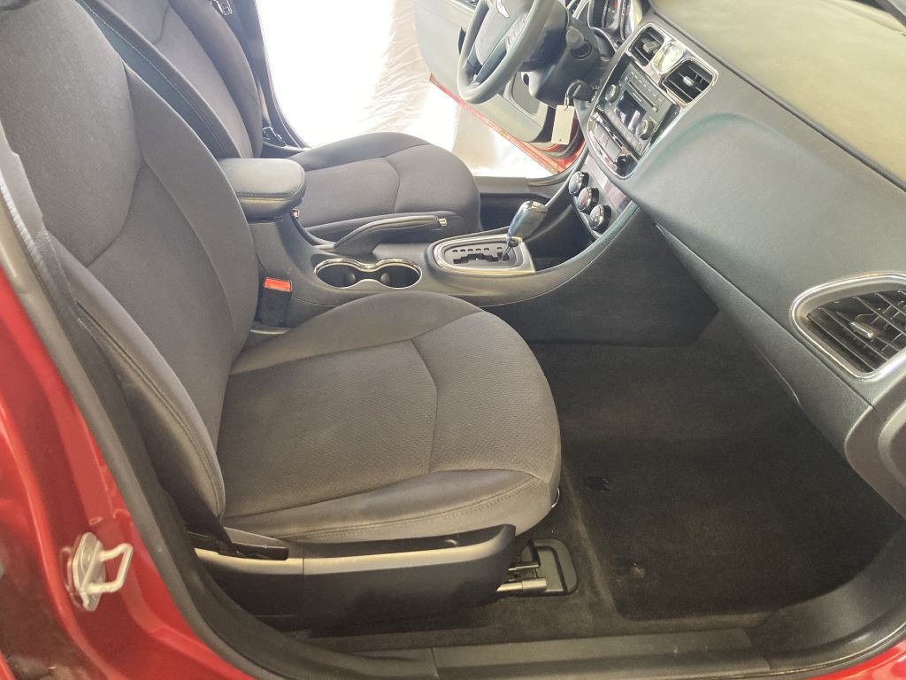 2013 Chrysler 200 Image 23