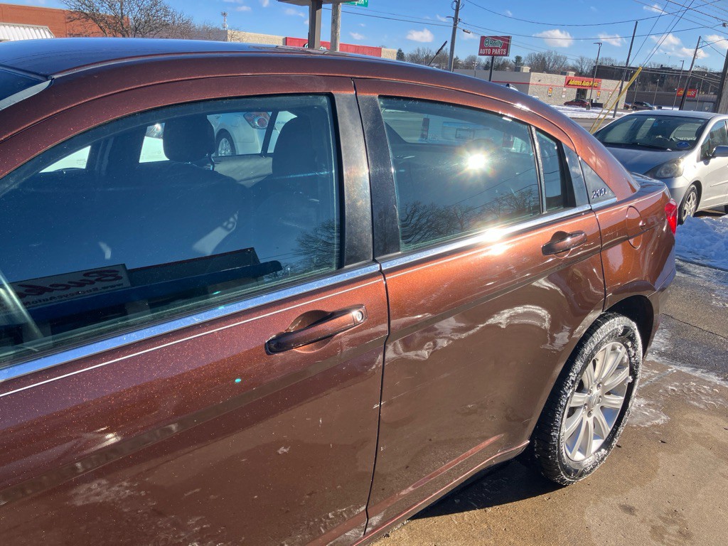2012 Chrysler 200 Image 4
