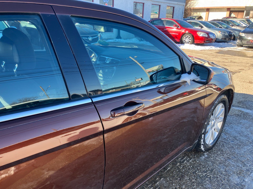 2012 Chrysler 200 Image 9