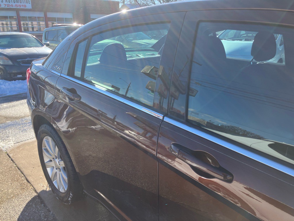 2012 Chrysler 200 Image 10