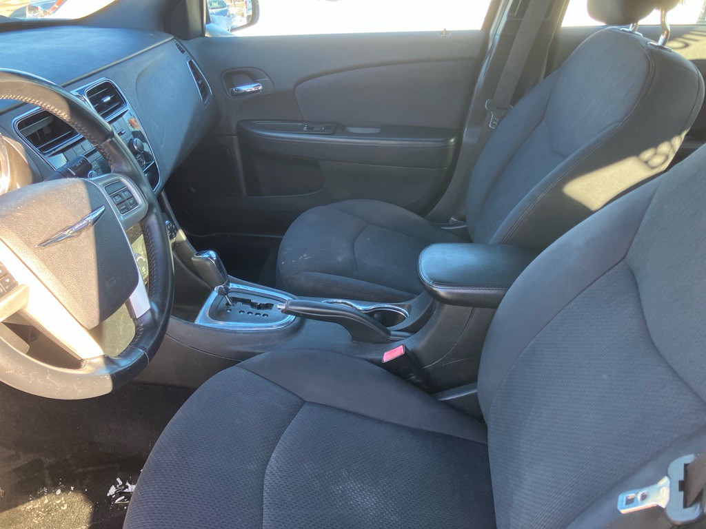 2012 Chrysler 200 Image 17