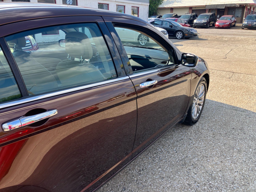 2012 Chrysler 200 Image 9