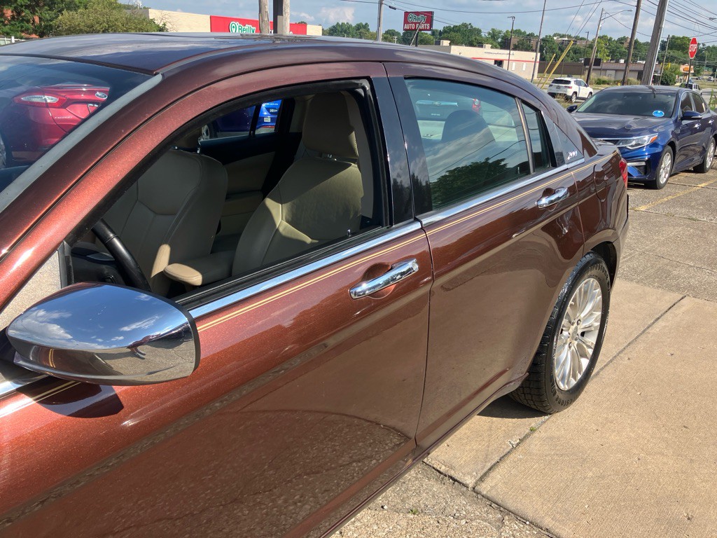 2012 Chrysler 200 Image 4