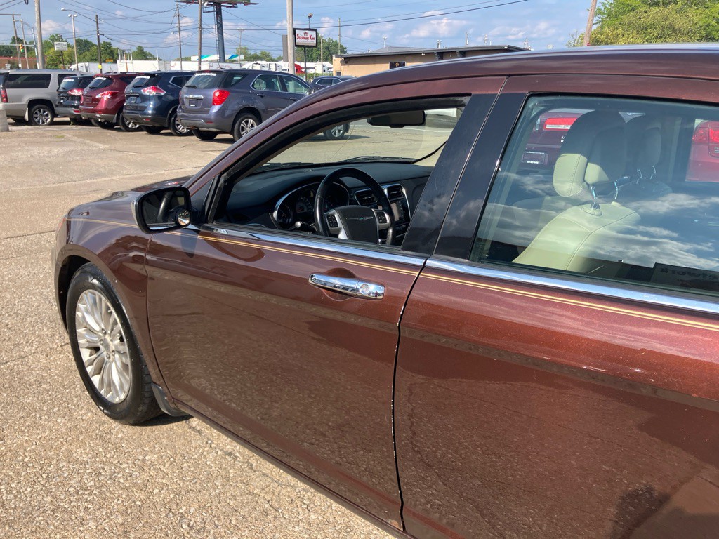 2012 Chrysler 200 Image 5