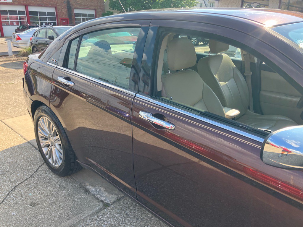 2012 Chrysler 200 Image 10