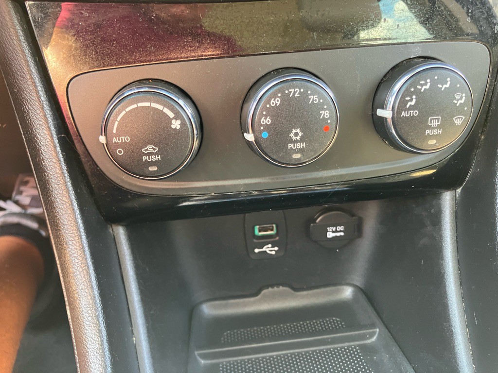 2012 Chrysler 200 Image 16