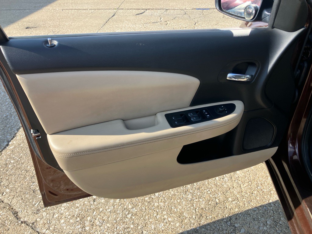 2012 Chrysler 200 Image 17