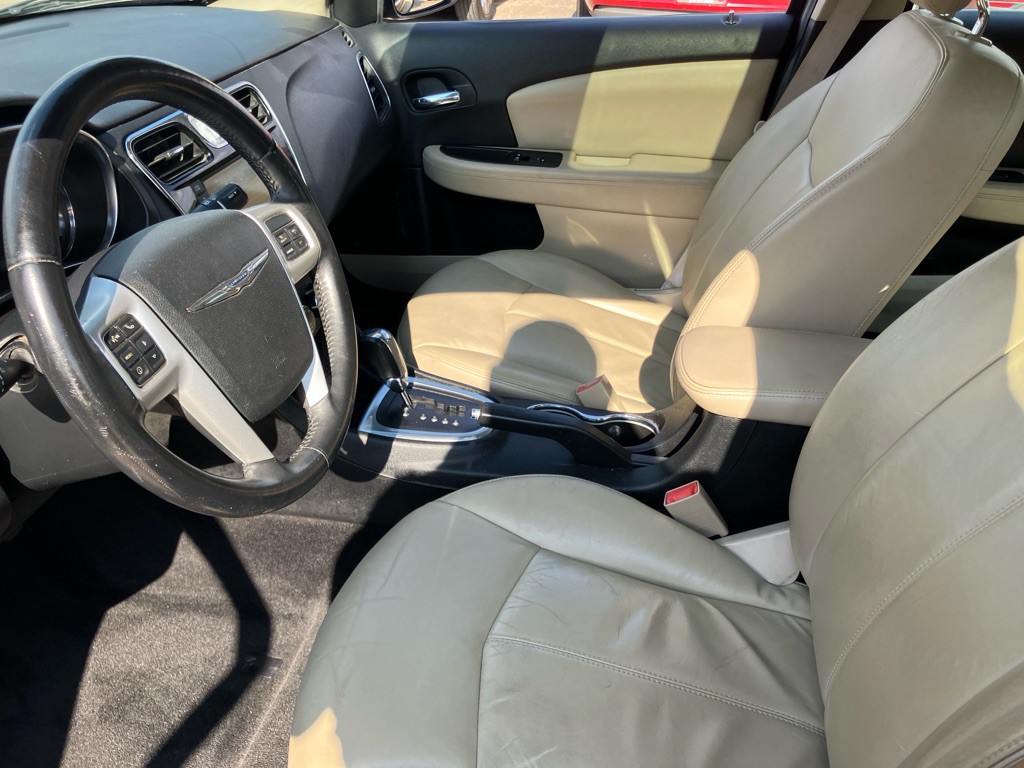 2012 Chrysler 200 Image 18