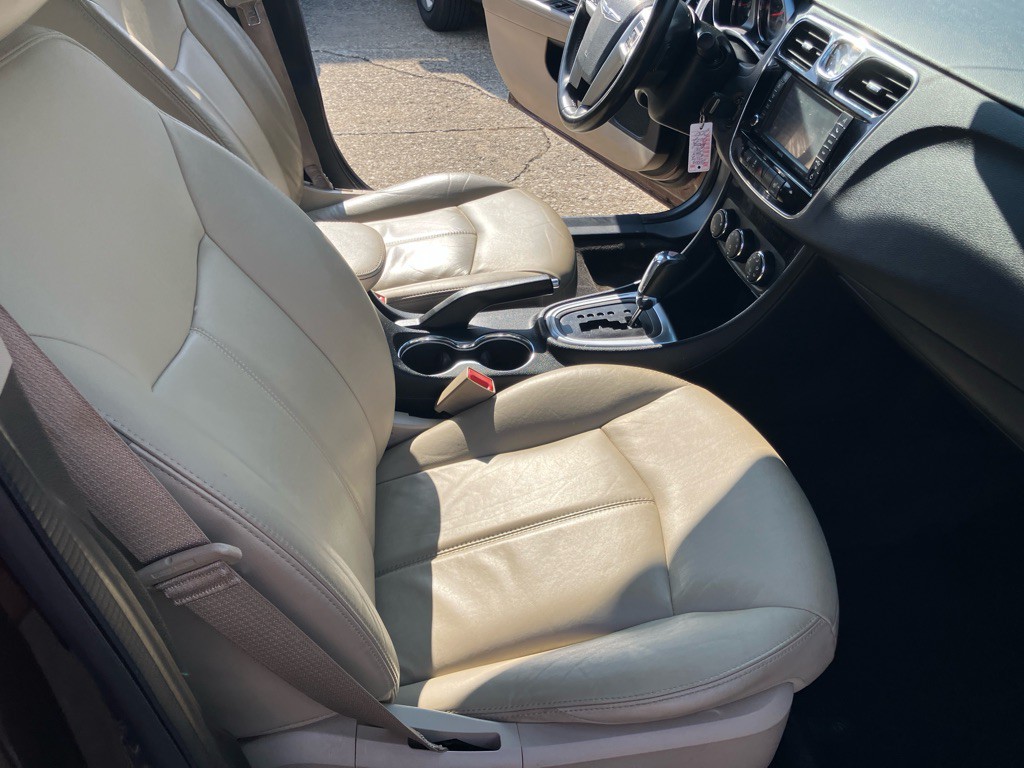 2012 Chrysler 200 Image 23