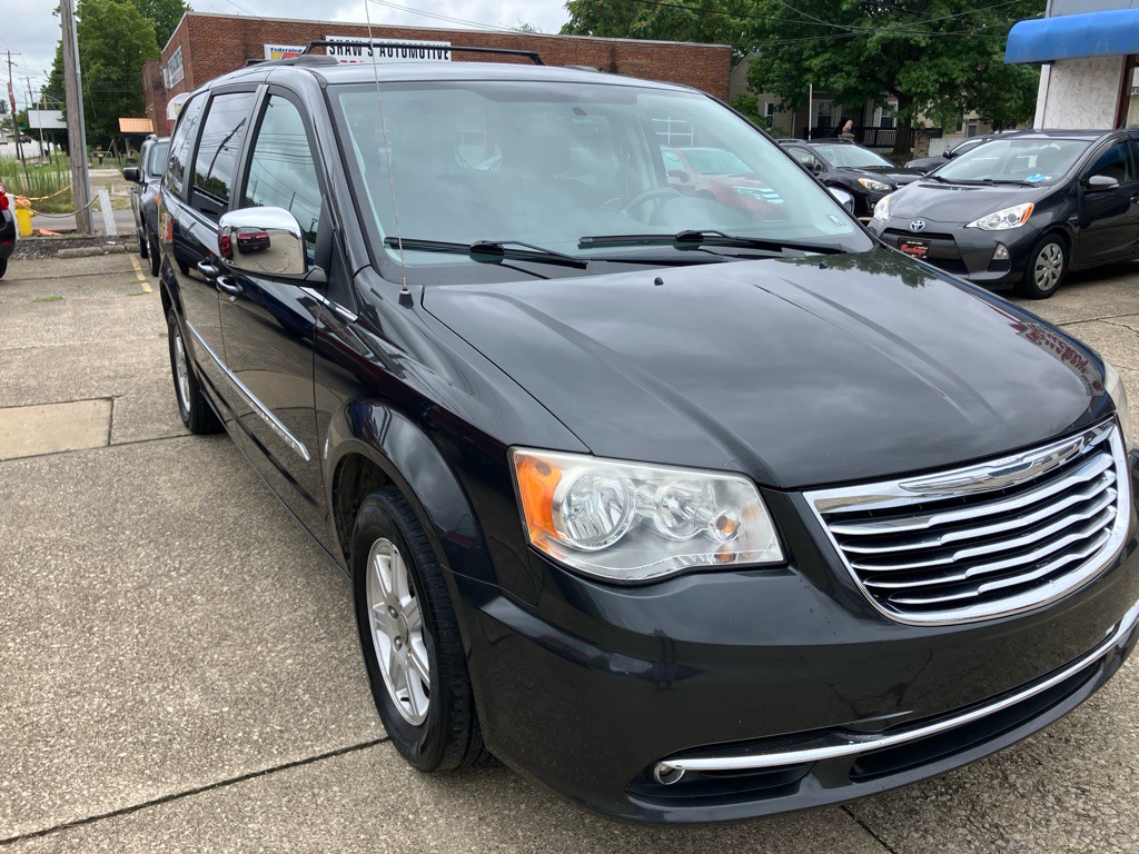 2011 Chrysler Town & Country Image 1