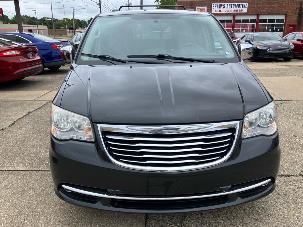 2011 Chrysler Town & Country Image 2