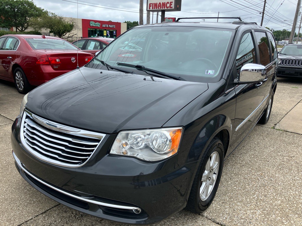 2011 Chrysler Town & Country Image 3