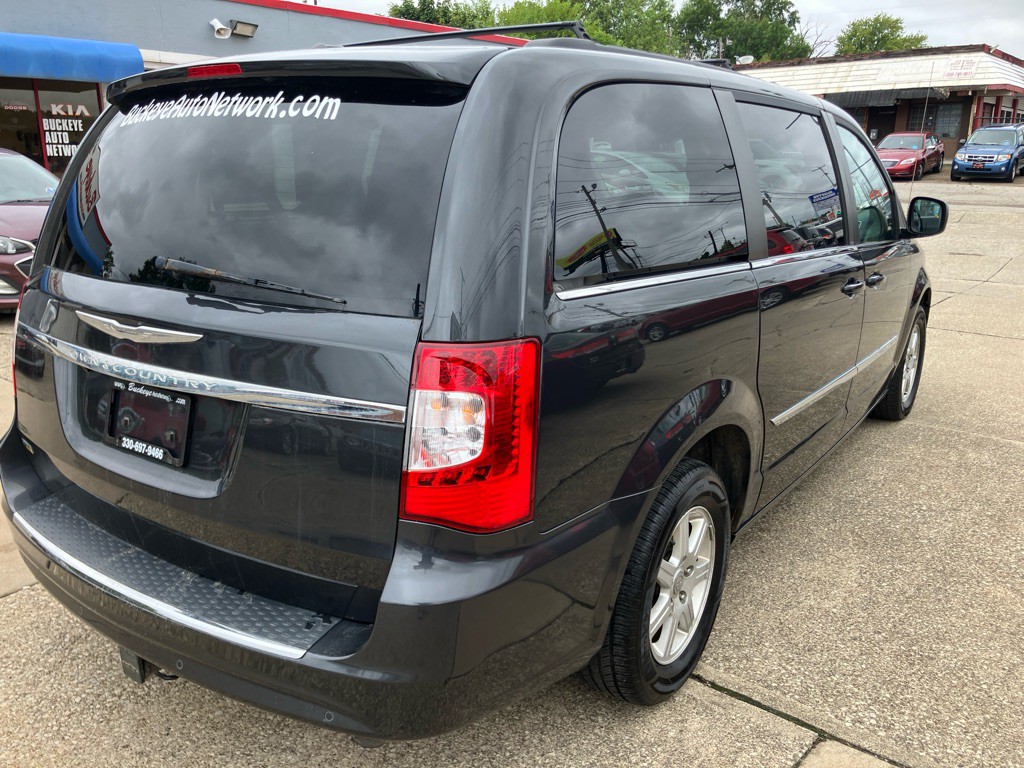 2011 Chrysler Town & Country Image 8