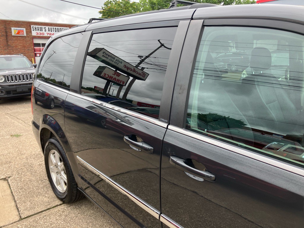 2011 Chrysler Town & Country Image 10