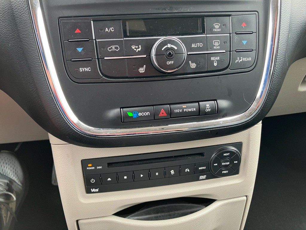 2011 Chrysler Town & Country Image 15