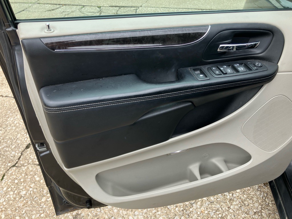 2011 Chrysler Town & Country Image 16