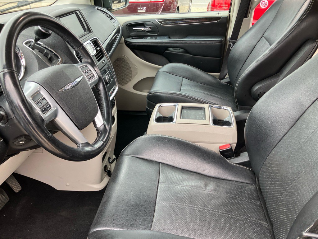 2011 Chrysler Town & Country Image 17