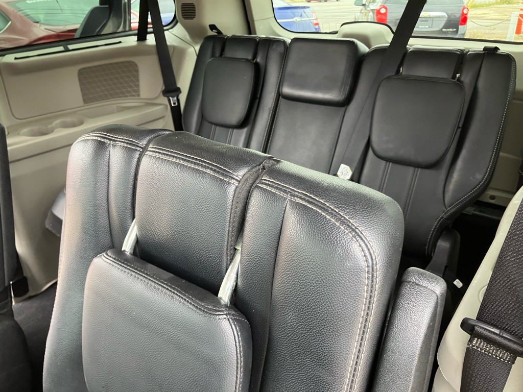 2011 Chrysler Town & Country Image 20