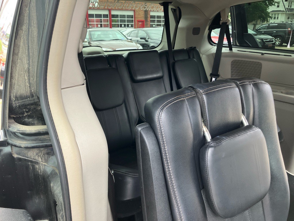 2011 Chrysler Town & Country Image 22
