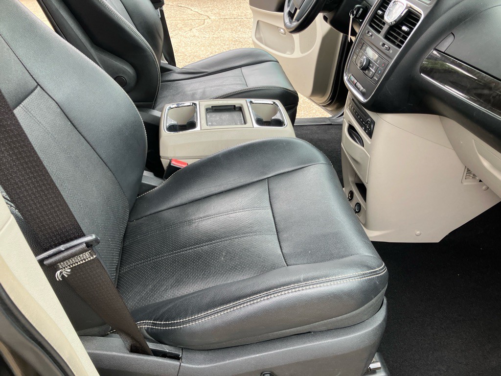 2011 Chrysler Town & Country Image 24