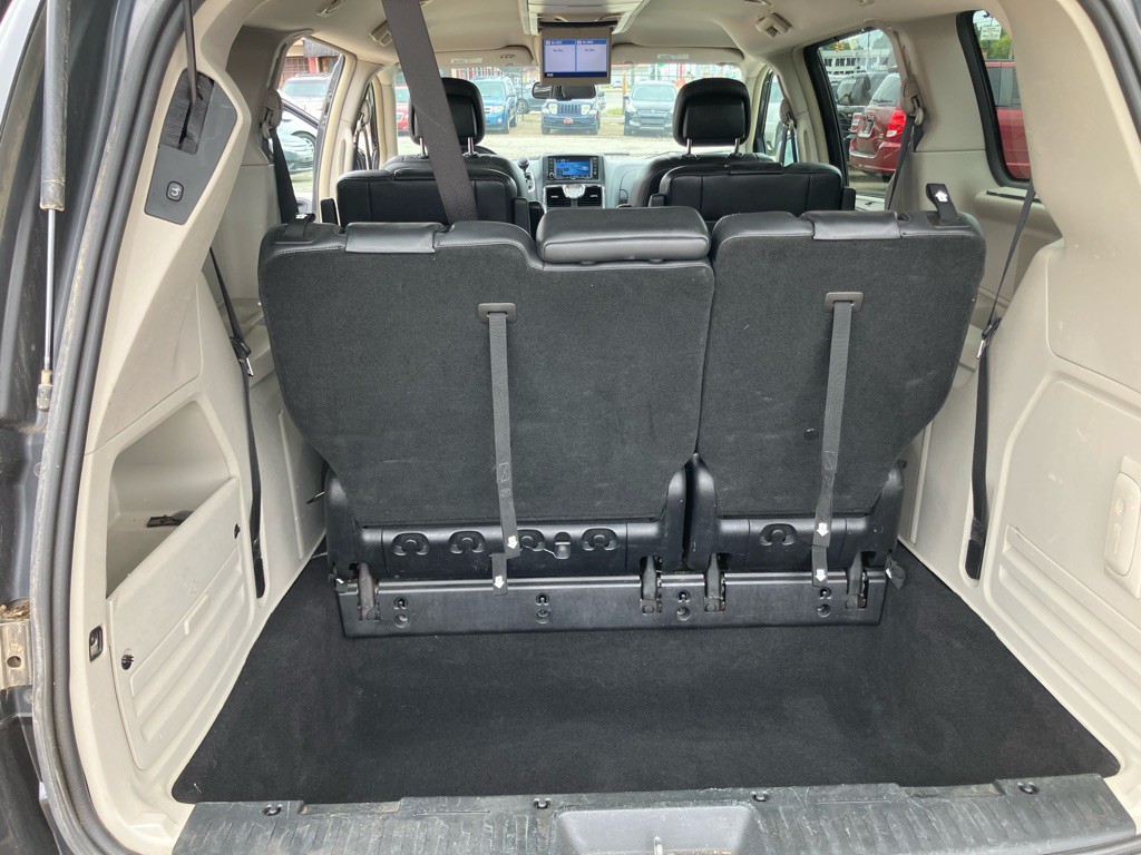 2011 Chrysler Town & Country Image 25
