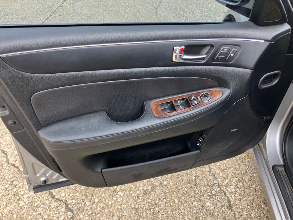 2009 Hyundai Genesis Image 17