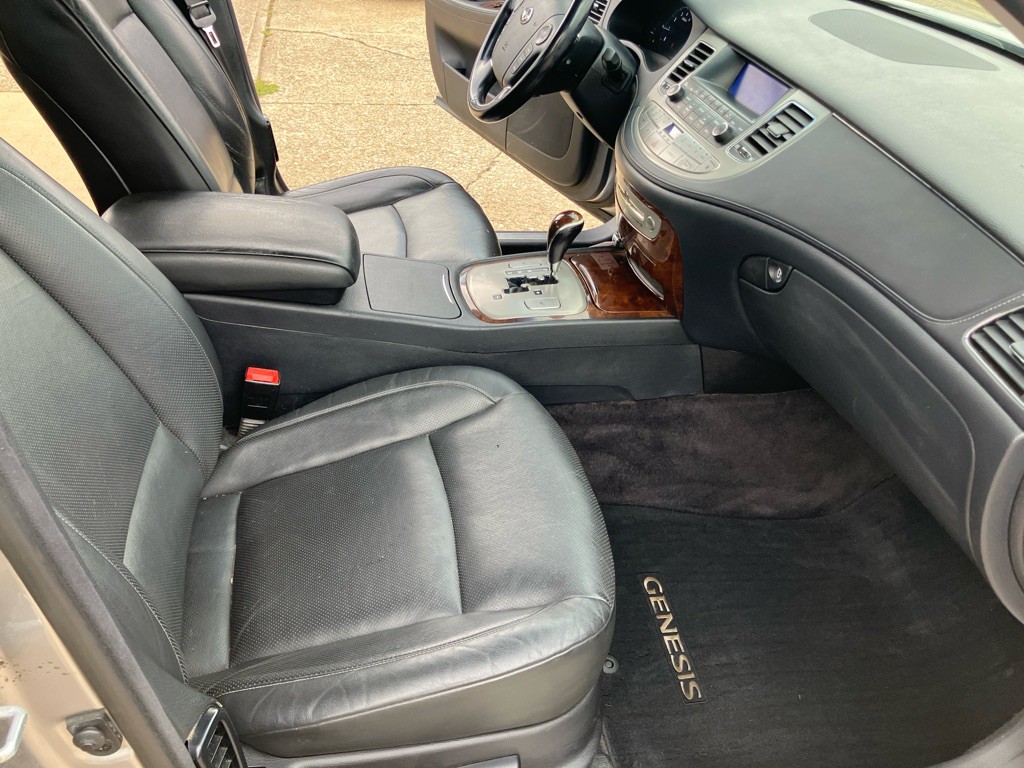 2009 Hyundai Genesis Image 24
