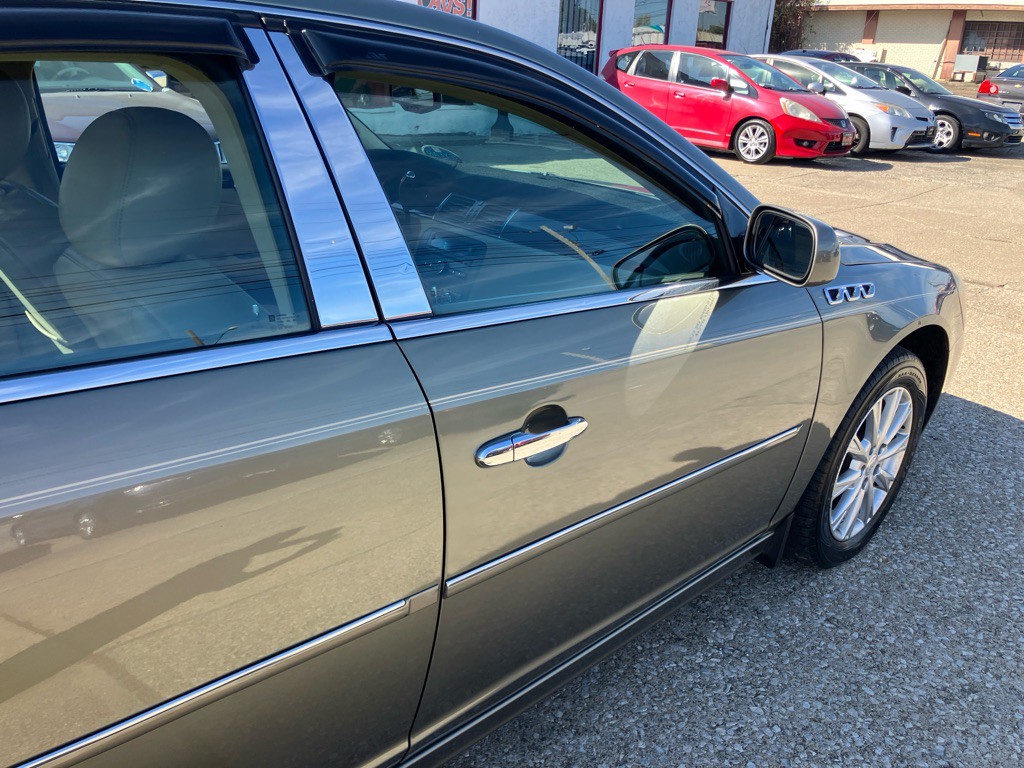 2011 Buick Lucerne Image 9