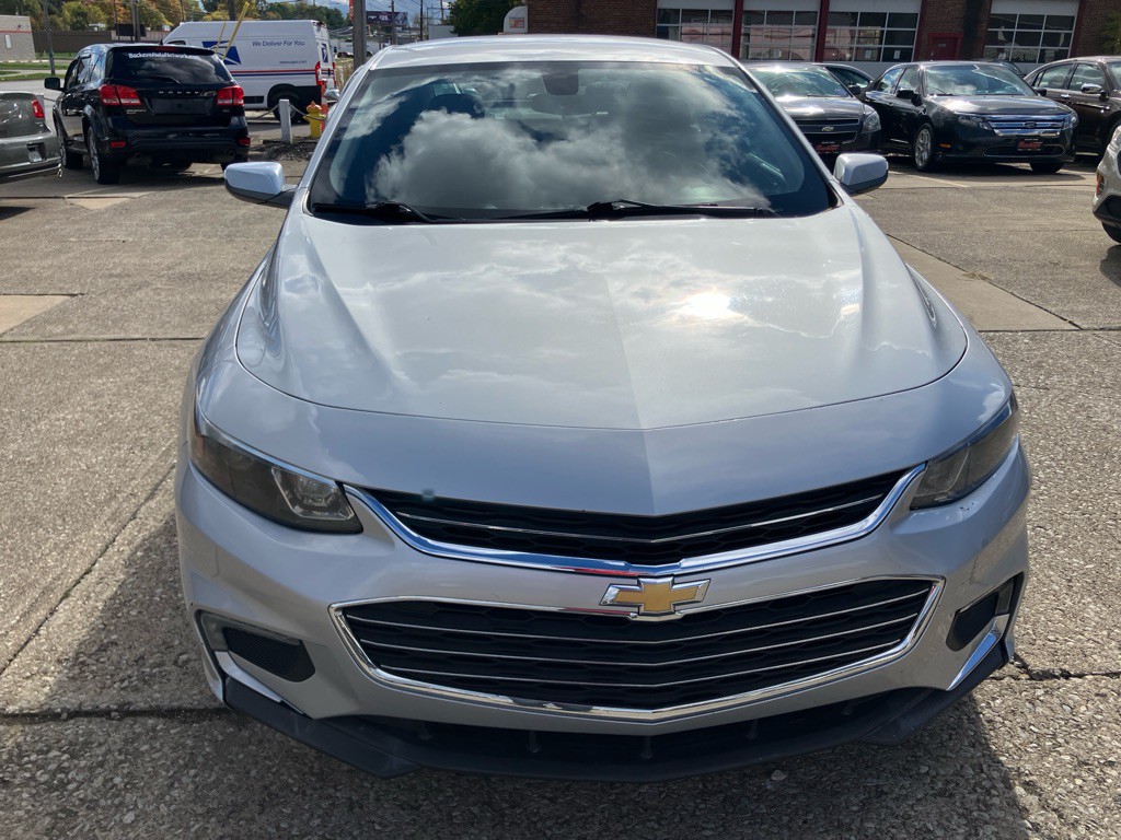 2016 Chevrolet Malibu Image 2