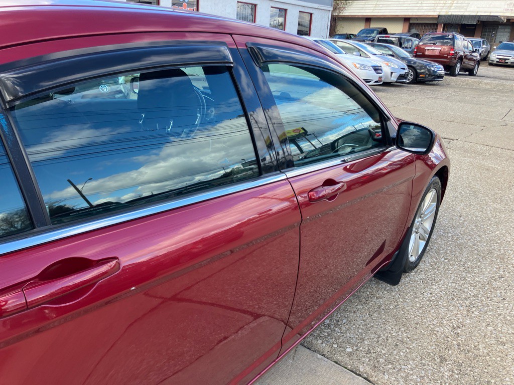 2012 Chrysler 200 Image 9