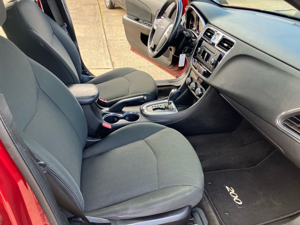 2012 Chrysler 200 Image 24