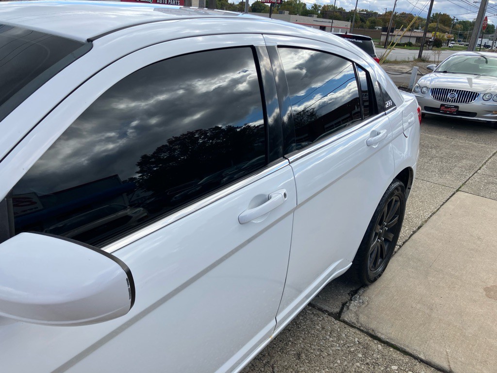 2012 Chrysler 200 Image 4