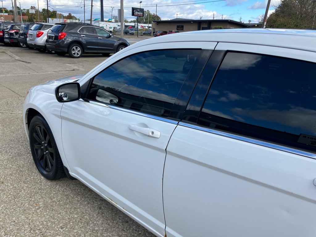 2012 Chrysler 200 Image 5