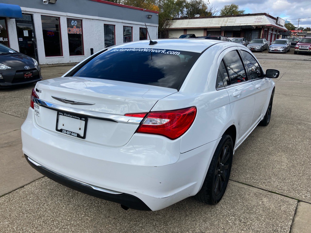 2012 Chrysler 200 Image 8