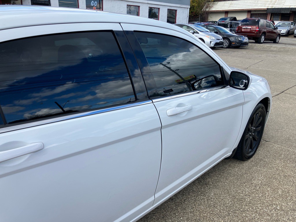 2012 Chrysler 200 Image 9