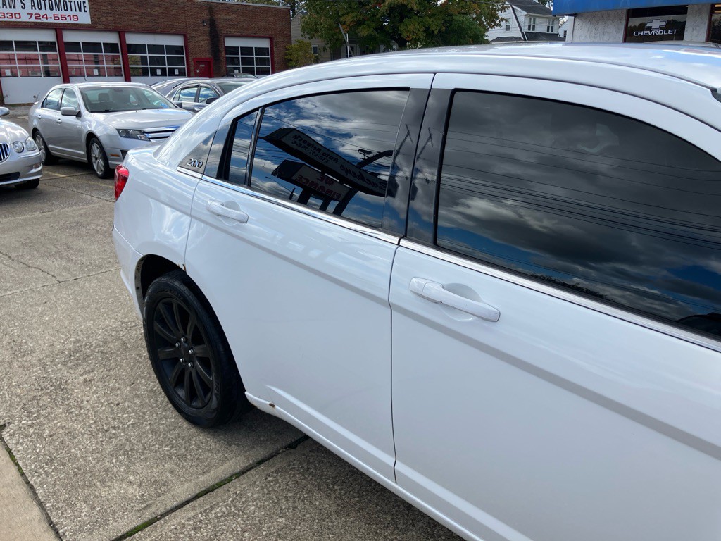 2012 Chrysler 200 Image 10