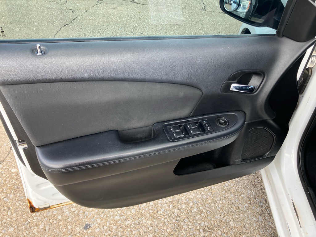 2012 Chrysler 200 Image 16