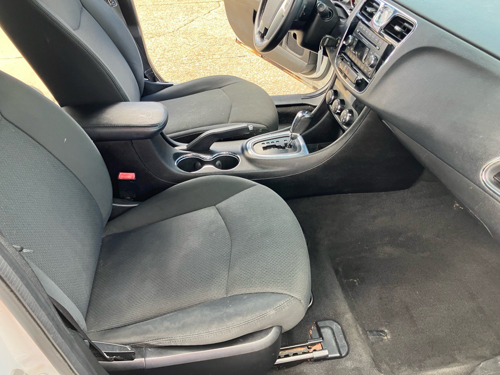 2012 Chrysler 200 Image 23